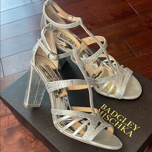 NIB Badgley Mischka Hewitt Silver Rhinestone Embellished T-Strap Heels 7